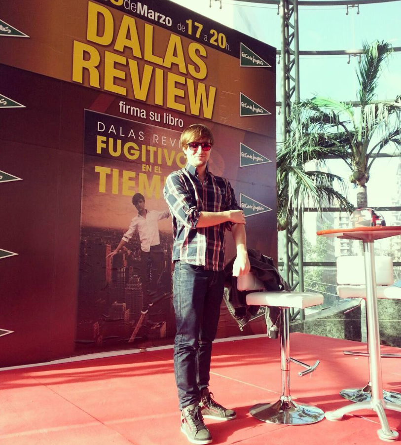 Dalas Review (Daniel José Santomé Lemus) en la presentación y firma de Fugitivos en el tiempo en 2016